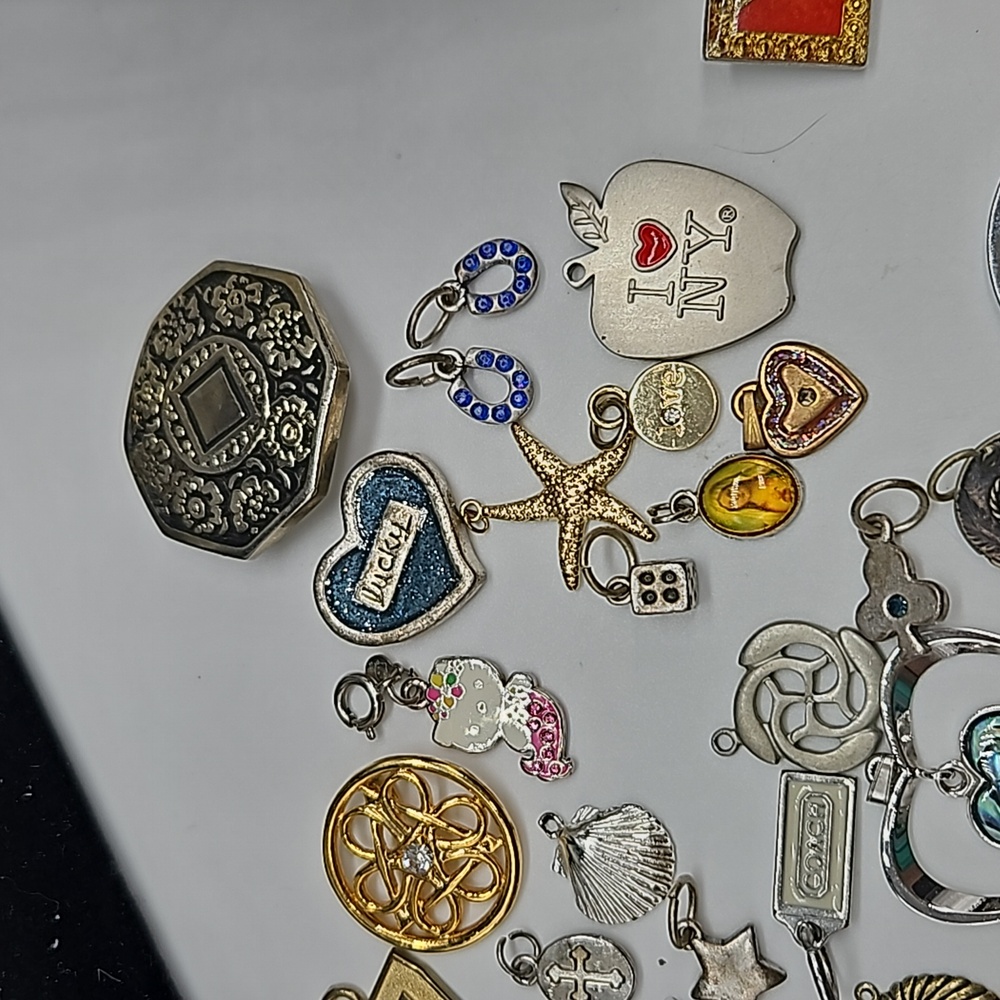 Lot of 74 pc costume jewelry assorted - Picture 10 of 17